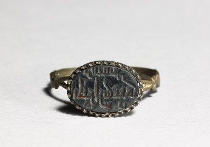 Oval seal ring with kufic inscription, a flower, and a starfront