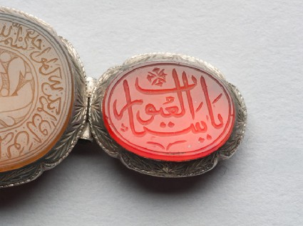 Oval bezel amulet from a bracelet, with thuluth inscriptionfront