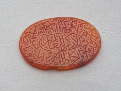 Oval bezel amulet with thuluth inscription and linear decorationfront