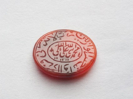 Oval bezel amulet with nasta’liq and naskhi inscription and linear decorationfront