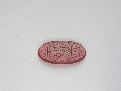 Oval bezel amulet with nasta’liq inscription and medallion decorationfront