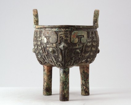 Ritual food vessel, or ding, with taotie mask patternfront