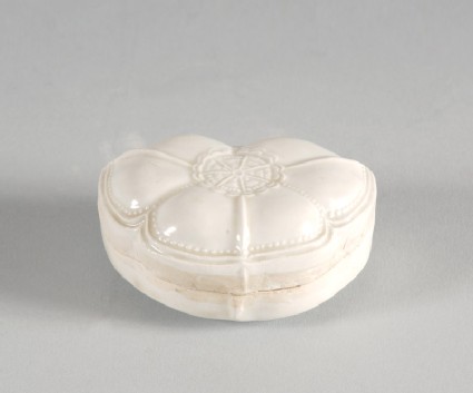 White ware trefoil-shaped box with lidoblique