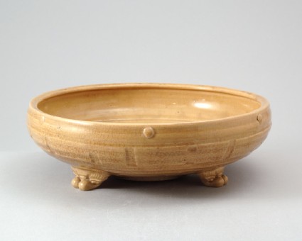 Greenware narcissus bowl with the Eight Trigrams and taotie mask feetfront