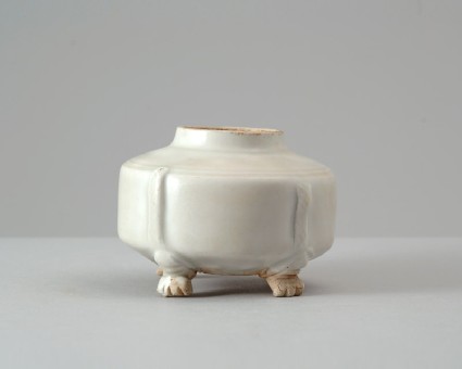 White ware jar with four animal pawsfront