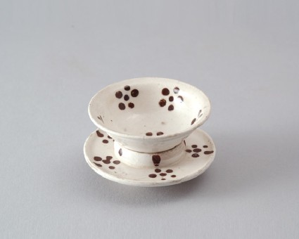 Cizhou ware cup and stand with dotted floretsfront