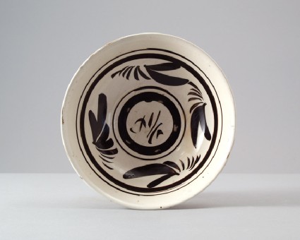 Cizhou type bowl with floral decorationfront